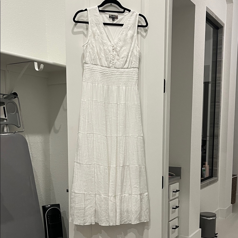 White Sleeveless Dress Embroidered Details Medium petite V neck smocked waist